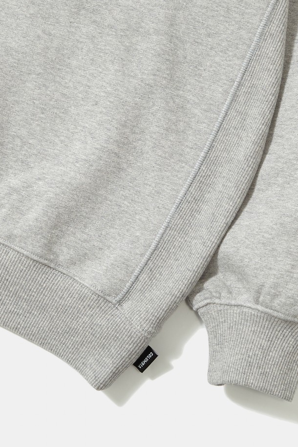 VTG 빅 크랙 헤비 테리 크루넥_M.GRAY는 남성용 상의, 맨투맨/스웨트셔츠입니다. 가을, 겨울에 어울리는 두꺼운 두께감의 헤비 테리 소재로 제작되어 부드러운 촉감을 선사하며, 일상 및 집콕룩, 캐주얼, 스트리트, 미니멀 스타일을 연출하기 좋습니다. 450G의 묵직한 중량감과 사이드 립 디테일, VTG 로고 크랙 프린팅이 돋보이며 오버핏으로 편안하게 착용 가능합니다. 라운드넥에 긴 소매 기장으로 보온성을 높였습니다.
