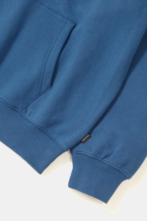 STREET ARCH HEAVY TERRY 후디_CROWN BLUE는 450G 헤비웨이트 면 원단으로 제작되어 부드러운 촉감을 자랑합니다. 크라운 블루, 네이비, 라이트 멜란지, 블랙 4가지 색상으로 출시되었으며, 오버핏 실루엣과 긴 소매 기장이 특징입니다. Columbia Street Arch 로고 아플리케가 돋보이며, 가을/겨울 시즌 데일리룩, 집콕룩, 산책룩 등 다양한 TPO에 활용하기 좋습니다. 캐주얼, 스트리트, 미니멀 스타일을 즐기는 분들께 추천하는 후드티입니다. 후드 디자인과 두꺼운 두께감으로 따뜻함을 더했습니다.
