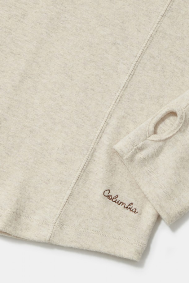 TINY SCRIPT SLIM CROP WOMEN HOODIE_OATMEAL (타이니 스크립트 슬림 크롭 여성 후디_오트밀)는 캐주얼, 스트릿 스타일을 즐기는 여성들을 위한 겨울용 후드티입니다. 오트밀 및 라이트 그레이 색상으로 출시되었으며, 슬림핏 크롭 기장으로 트렌디함을 더했습니다. 폴리에스테르, 레이온, 스판덱스 혼방 소재로 제작되어 편안한 착용감을 제공하며, 핑거홀 소매와 커브드 컷 디테일이 돋보입니다. 가슴 부분의 타이니 스크립트 자수 로고가 포인트로, 겨울 데일리룩, 집콕룩, 산책룩 등 다양한 TPO에 활용하기 좋습니다. 긴 소매 기장으로 보온성을 높였으며, 후드 디자인으로 캐주얼한 분위기를 연출합니다.
