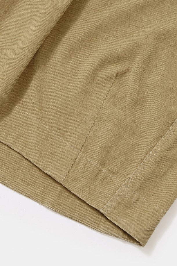 TRAJAN LABEL (트라잔 라벨)의 올라운드 코듀로이 플리츠 롱 스커트_베이지는 캐주얼하면서도 트렌디한 스타일을 연출하는 여성용 스커트입니다. 가을, 겨울 시즌에 어울리는 부드러운 코듀로이 소재로 제작되어 따뜻하고 편안한 착용감을 선사합니다. A라인과 플리츠 디자인이 조화롭게 어우러져 여성스러운 실루엣을 강조하며, 전체 밴딩 처리로 활동성을 높였습니다. 베이지 및 브라운 컬러로 출시되어 겨울 데일리룩, 동네 마실룩 등 다양한 TPO에 활용하기 좋습니다. 미니멀, 클래식, 캐주얼 스타일을 즐겨 입는 분들께 추천합니다.
