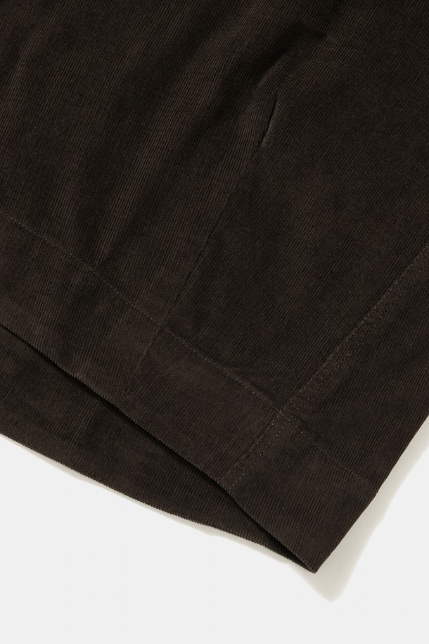 TRAJAN LABEL(트레이전 라벨)의 ALL-ROUND(올라운드) 코듀로이 플리츠 롱 스커트_브라운입니다. 부드러운 촉감의 코듀로이와 면 혼방 소재로 제작되어 가을, 겨울 시즌에 따뜻하게 착용하기 좋습니다. A라인 플리츠 디자인과 롱 기장으로 여성스러운 실루엣을 연출하며, 넉넉한 루즈핏으로 편안함을 더했습니다. 허리 전체 밴딩 처리로 활동성을 높였으며, COLUMBIA TRAJAN(컬럼비아 트레이전) 라벨 디테일이 포인트입니다. 캐주얼, 클래식, 미니멀 스타일을 즐겨 입는 여성분들에게 가을 나들이룩, 겨울 데일리룩, 동네 마실룩으로 추천합니다.
