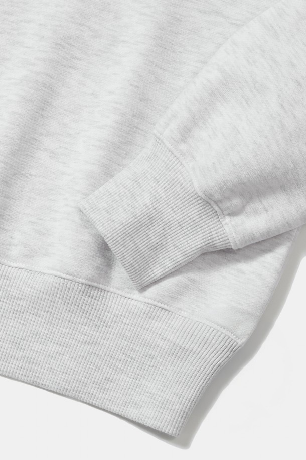 8BIT 크롭 플리스 여성 크루넥 라이트 그레이는 가을, 겨울 시즌에 캐주얼, 스포티한 스타일을 연출하기 좋은 여성용 맨투맨/스웨트셔츠입니다. 부드러운 촉감의 면, 폴리에스테르 혼방 소재에 안감은 플리스로 제작되어 포근함을 선사합니다. 세미 오버핏에 라운드넥 디자인, 래글런 슬리브와 다다미, 사티 자수 디테일, USA FLAG 사이드 라벨이 특징입니다. 크롭 기장으로 트렌디함을 더하며, 라이트 그레이, 네이비, 더스트블루 3가지 색상으로 만나볼 수 있습니다. 겨울 데일리룩, 집콕룩, 산책룩에 활용하기 좋습니다.
