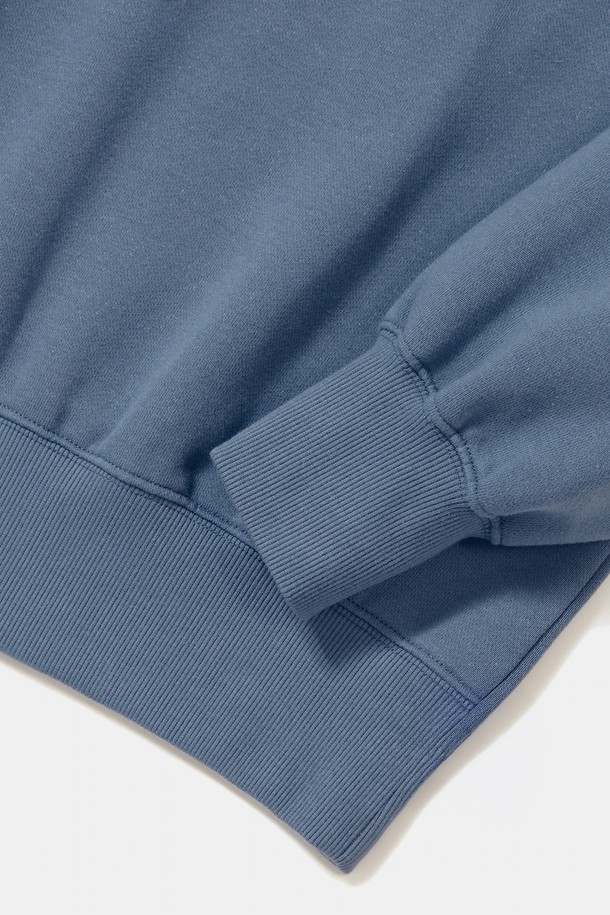 8BIT 크롭 플리스 우먼 크루넥 _더스트 블루는 여성들을 위한 캐주얼 맨투맨/스웨트셔츠입니다. 부드러운 촉감의 플리스 안감과 두꺼운 두께로 겨울철 따뜻하게 착용하기 좋습니다. 더스트 블루, 라이트 그레이, 네이비 3가지 색상으로 출시되었으며, 세미오버핏으로 편안한 착용감을 제공합니다. 래글런 스타일과 8-BIT 로고 자수, USA FLAG 사이드 포인트 라벨, 사이드 라벨 포인트 디테일이 특징입니다. 일상, 집콕, 동네 마실룩 등 다양한 상황에서 미니멀하고 스트리트한 스타일을 연출할 수 있습니다.
