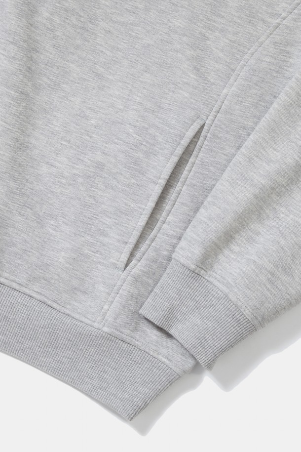 NY 스트리트 테일 플리스 하프 집업 맨투맨은 부드러운 촉감의 플리스 소재로 제작되어 편안한 착용감을 선사합니다. M그레이 및 블랙 두 가지 색상으로 출시되었으며, 일상 및 가벼운 산책 시 동네 마실룩, 산책룩 등 캐주얼 스타일을 연출하기 좋습니다. NY STREET TAIL 로고 직자수와 절개 디테일, COLUMBIA STREET 라벨로 포인트를 더했으며 YKK 지퍼를 사용하여 높은 품질을 자랑합니다. 넉넉한 세미 오버핏으로 트렌디함을 더하고, 하프넥 디자인과 긴 소매 기장으로 보온성을 높였습니다. 면과 폴리에스테르 혼방 소재로 제작되어 내구성이 뛰어나고 관리가 용이합니다.
