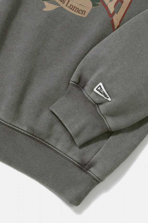 'CAMPUS WASHED FLEECE CREW NECK_GRAY'는 캠퍼스 감성을 담은 차콜 그레이 컬러의 맨투맨/스웨트셔츠입니다. 두꺼운 두께감의 면, 폴리에스터 혼방 소재로 제작되어 부드러운 촉감을 선사하며, 오버핏과 루즈핏으로 편안한 착용감을 제공합니다. 미네랄 워싱 처리로 빈티지한 무드를 더했으며, COLUMBIA (컬럼비아) FLAG 패치와 COLUMBIA VINTAGE CAMPUS 로고 프린팅이 돋보입니다. 가을, 겨울철 데일리룩, 캠핑룩, 산책룩 등 다양한 TPO에 캐주얼하고 클래식하게 활용하기 좋습니다. 라운드넥과 긴 소매 기장으로 어떤 스타일에도 잘 어울립니다.
