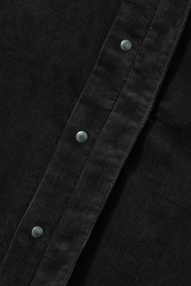 트라잔 라벨 히든 포켓 코듀로이 셔츠_블랙은 캐주얼, 미니멀, 클래식 스타일을 추구하는 당신을 위한 아이템입니다. 부드러운 코듀로이 소재와 면 혼방으로 제작되어 편안한 착용감을 선사하며, 오버핏 디자인으로 트렌디함을 더했습니다. 블랙, 브라운, 베이지 세 가지 색상으로 출시되어 다양한 스타일 연출이 가능합니다. 긴 소매 기장과 히든 포켓 디테일이 돋보이며, 일상에서 폭넓게 활용할 수 있습니다. 어떤 룩에도 자연스럽게 녹아들어 당신의 개성을 드러낼 것입니다.
