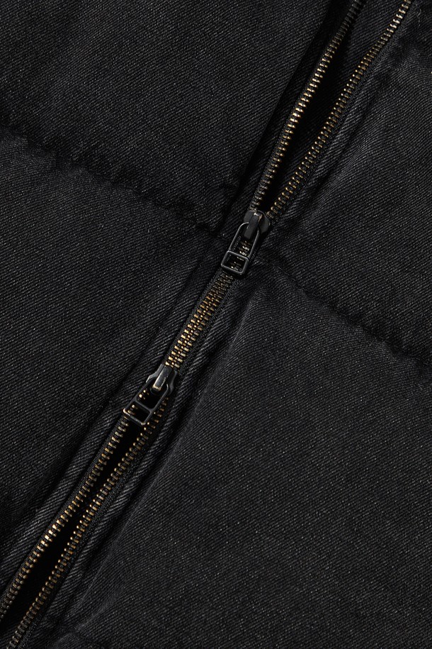 NYC 데님 여성 퍼퍼_그레이 데님은 겨울철 데일리룩과 스트릿 스타일을 위한 아우터입니다. 그레이 데님과 라이트 데님 두 가지 색상으로 만나볼 수 있으며, 면 소재에 두꺼운 두께감과 뻣뻣한 촉감이 특징입니다. 크롭 기장과 지퍼 여밈 방식으로 디자인되었으며, 세미 오버핏으로 편안하게 착용 가능합니다. NYC COLUMBIA 가죽 패치 포인트와 YKK 2-WAY 지퍼, 데님 외피 구조로 디테일을 더했습니다. 긴 소매 기장의 퍼퍼 재킷으로 따뜻함과 스타일을 모두 잡으세요.
