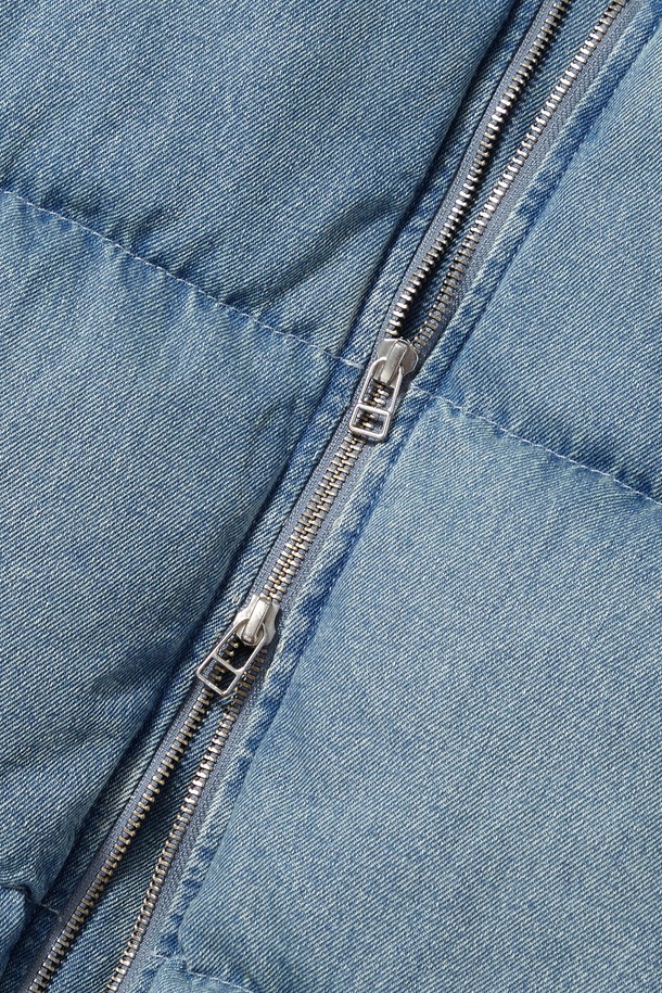 NYC 데님 여성 푸퍼_라이트 데님 패딩 점퍼는 캐주얼 스타일을 추구하는 여성들을 위한 겨울철 필수 아이템입니다. 라이트 데님과 그레이 데님 두 가지 컬러로 출시되었으며, 11온스 데님 소재와 뻣뻣한 촉감이 특징입니다. 세미 오버핏 크롭 기장으로 트렌디함을 더했으며, NYC COLUMBIA 가죽 패치 디테일로 포인트를 주었습니다. YKK 2-WAY 지퍼를 사용하여 편안한 착용감을 선사하며, 겨울 데일리룩에 미니멀한 감성을 더해줍니다. 긴 소매 기장과 두꺼운 두께감으로 따뜻함까지 놓치지 않았습니다.
