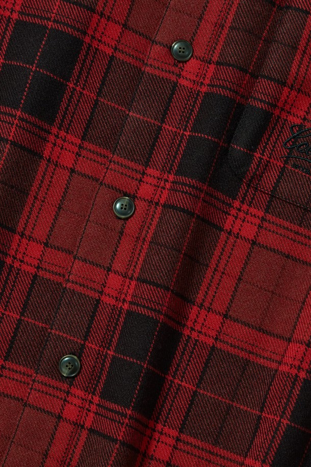 NY 스트리트 테일 헤비 체크 셔츠_레드는 가을/겨울 시즌, 간절기에 적합한 남성용 오버핏 셔츠입니다. 그레이, 빈티지브라운, 레드 3가지 컬러로 출시되었으며, 헤비웨이트 플란넬 소재로 제작되어 부드러운 촉감을 자랑합니다. NY STREET TAIL 로고 직자수와 전면 포켓, COLUMBIA STREET 라벨 디테일이 특징이며, 스트릿, 캐주얼, 시티보이 스타일을 연출하기 좋습니다. 가을 나들이룩이나 겨울 데일리룩에 활용하여 개성 있는 스타일을 완성해 보세요.
