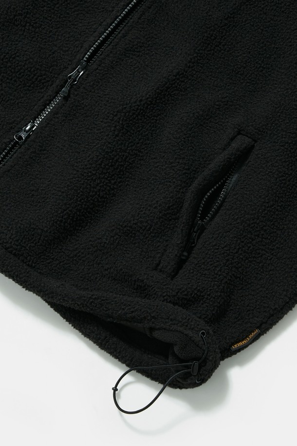 블랙과 아이보리 컬러로 출시된 PANEL 래글런 폴라 플리스 집업 재킷입니다. 래글런 슬리브와 패널 디자인으로 트렌디한 무드를 연출하며, 385G 헤비웨이트 폴라 플리스 소재로 제작되어 뛰어난 보온성을 자랑합니다. YKK 2-WAY 지퍼와 하단 스트링 디테일로 편안한 착용감을 제공하며, 오버핏과 릴랙스핏으로 편안하게 즐길 수 있습니다. 겨울철 데일리룩, 집콕룩, 산책룩 등 다양한 TPO에 캐주얼, 미니멀, 시티보이 스타일로 활용하기 좋습니다.
