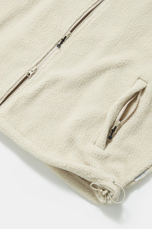 아이보리 컬러의 PANEL 래글런 폴라 플리스 집업 재킷입니다. 캐주얼, 스포티, 미니멀 스타일을 모두 소화하며, 겨울철 데일리룩, 산책룩, 집콕룩에 적합합니다. 385G 중량의 두꺼운 폴라 플리스 소재로 제작되어 부드러운 촉감과 뛰어난 보온성을 자랑합니다. 래글런 패턴과 섹션 디자인이 특징이며, YKK 2-WAY 지퍼와 리브드 밑단으로 편안한 착용감을 선사합니다. 오버핏으로 제작되어 트렌디한 스타일을 연출할 수 있습니다.
