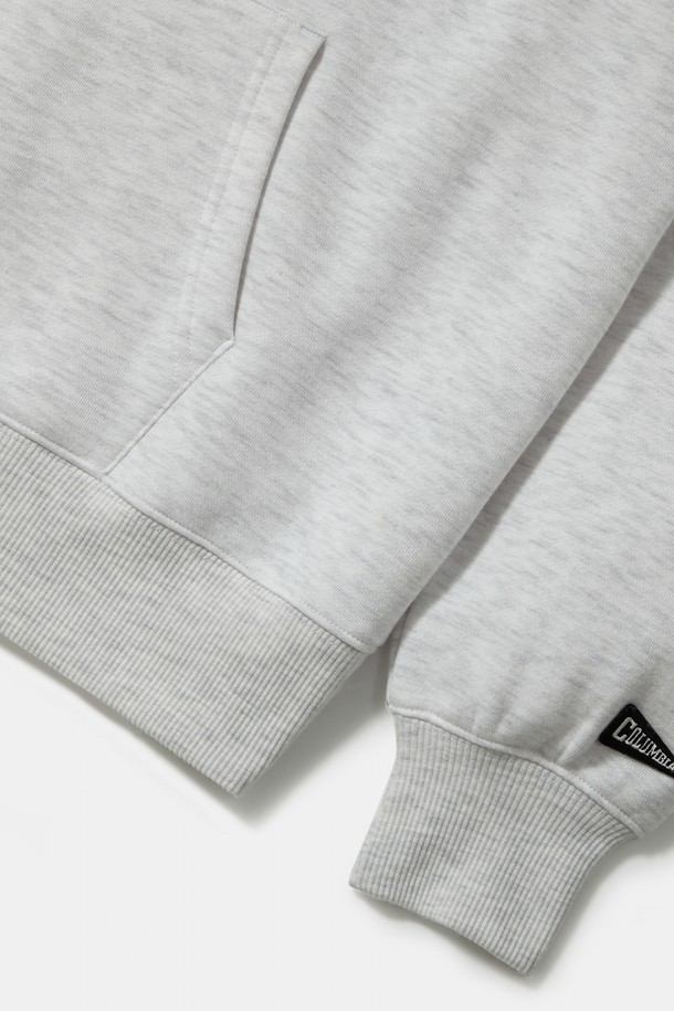 REVERSE ARCH FLEECE WOMEN HOODIE_라이트 밀란지 여성 후디는 가을, 겨울 시즌 캐주얼하고 스포티하게 연출하기 좋은 여성용 후디입니다. 부드러운 플리스 안감과 두꺼운 두께감으로 보온성을 높였으며, 오버핏 크롭 기장으로 편안한 착용감을 선사합니다. 라이트밀란지 네이비와 반티지 그린 두 가지 컬러 옵션이 있으며, 1754 FLAG 와펜과 TINY SCRIPT 자수 디테일로 포인트를 더했습니다. 데일리룩, 집콕룩, 산책룩 등 다양한 TPO에 활용하기 좋으며, 미니멀한 스타일을 연출하기에도 적합합니다. 면과 폴리에스테르 혼방 소재로 제작되었습니다.
