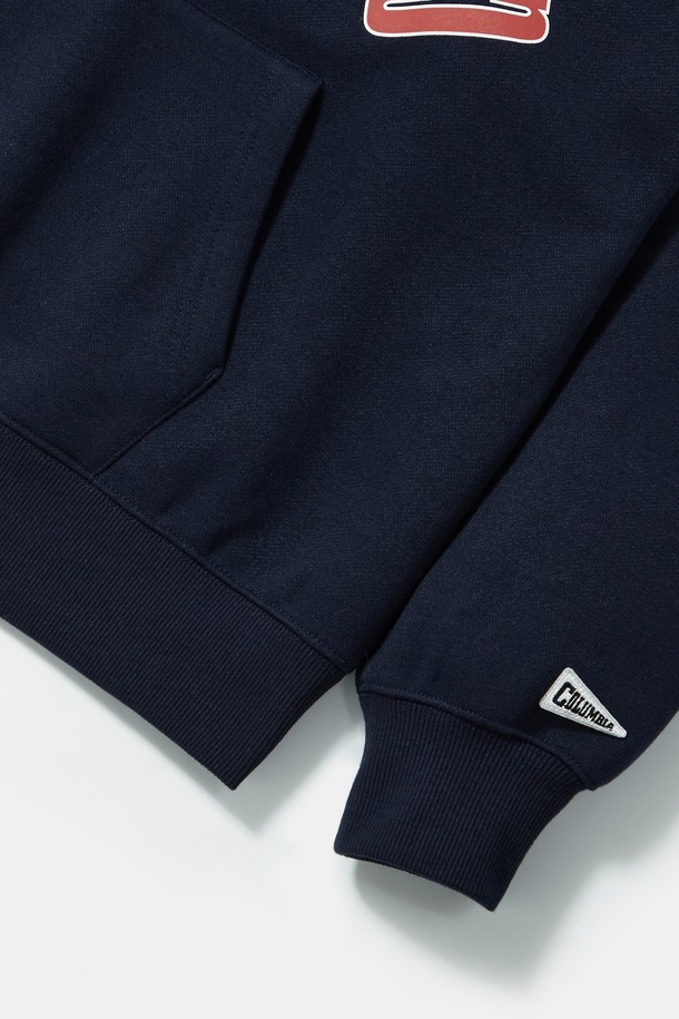 네이비 컬러의 REVERSE ARCH 플리스 여성 후디입니다. 부드러운 촉감의 면, 폴리에스테르 혼방 소재로 제작되었으며, 두꺼운 두께감과 오버핏으로 포근한 착용감을 선사합니다. 후드 디자인에 Columbia Reverse Arch 로고 프린트와 1754 FLAG 패치, TINY SCRIPT 자수 디테일이 포인트입니다. 겨울철 데일리룩, 집콕룩, 산책룩 등 다양한 상황에서 캐주얼, 스포티, 미니멀 스타일로 활용하기 좋습니다. 긴 소매 기장의 크롭 기장으로 트렌디함을 더했습니다.
