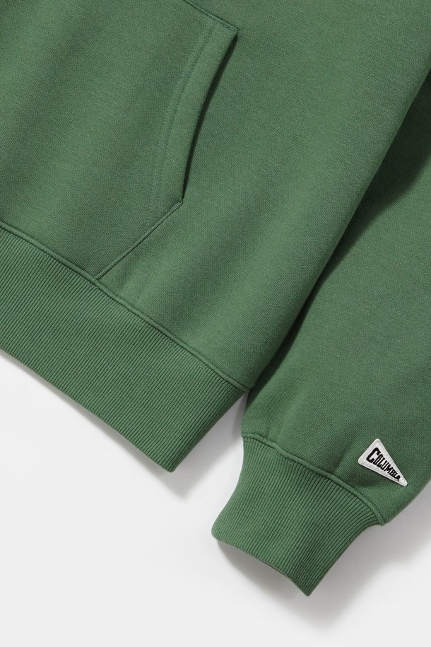 REVERSE ARCH FLEECE WOMEN HOODIE (리버스 아치 플리스 여성 후디)는 캐주얼, 스포티, 미니멀 스타일을 모두 아우르는 여성 후드티입니다. 빈티지 그린 컬러에 오버핏으로 제작되어 편안한 착용감을 선사하며, 가을, 겨울 시즌 데일리룩, 집콕룩, 산책룩에 활용하기 좋습니다. 두꺼운 두께감의 면, 폴리에스테르 혼방 소재로 부드러운 촉감과 플리스 안감을 통해 보온성을 높였습니다. COLUMBIA REVERSE ARCH 로고 프린트, 1754 FLAG 패치, TINY SCRIPT 자수 디테일과 캥거루 포켓이 돋보이는 디자인입니다. 긴 소매 기장의 크롭 기장으로 트렌디한 스타일을 연출할 수 있습니다.

