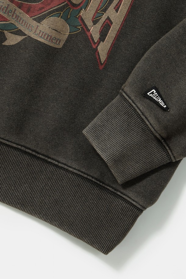 **CAMPUS WASHED FLEECE WOMEN CREW NECK_차콜**은 여성스러운 매력을 더하는 세미 오버핏 크롭 맨투맨입니다. 부드러운 촉감의 면, 폴리에스테르 혼방 소재에 빈티지 워싱 가공을 더해 편안한 착용감을 선사합니다. 차콜 그레이 컬러에 COLUMBIA VINTAGE CAMPUS 로고와 COLUMBIA FLAG 포인트가 돋보이는 디자인입니다. 가을, 겨울 시즌 일상에서 캐주얼하고 빈티지한 스타일을 연출하기 좋으며, 동네 마실룩, 가을 나들이룩, 겨울 데일리룩으로 활용하기 좋습니다. 라운드넥, 긴소매, 두꺼운 두께감으로 따뜻하게 착용할 수 있습니다.
