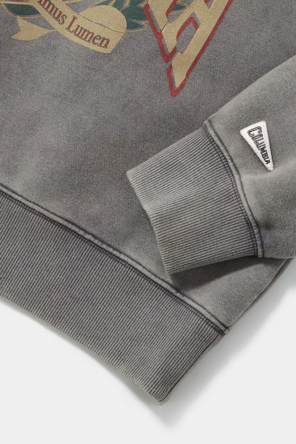 캠퍼스 워시드 플리스 여성 크루넥_그레이는 부드러운 촉감의 플리스 안감이 특징인 오버핏 맨투맨/스웨트셔츠입니다. 미네랄 워싱 처리된 차콜 그레이 컬러의 면, 폴리에스테르 혼방 소재로 제작되었으며, 빈티지 캠퍼스 로고와 컬럼비아 플래그 디테일이 돋보입니다. 가을, 겨울 시즌에 어울리는 두꺼운 두께감과 긴소매 기장으로 따뜻하게 착용 가능하며, 라운드넥 디자인으로 편안함을 더했습니다. 캐주얼 및 미니멀 스타일을 선호하는 여성분들께 겨울 데일리룩, 집콕룩, 가을 나들이룩에 활용하기 좋은 아이템입니다.
