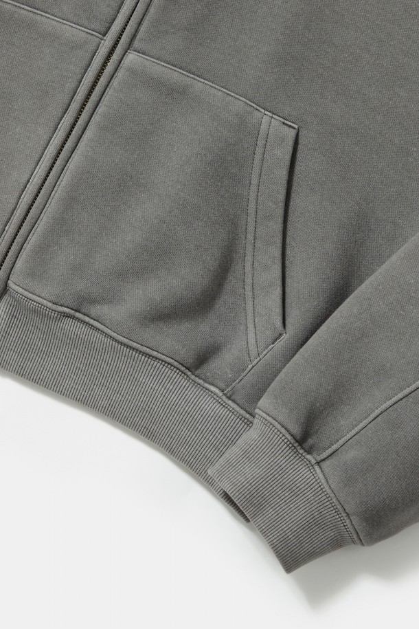 NY 스트리트 다잉 플리스 여성 후디_그레이는 스트릿, 캐주얼, 미니멀 스타일을 즐기는 여성들을 위한 오버핏 후드집업입니다. 차콜 그레이 컬러의 피그먼트 다잉 처리로 빈티지한 무드를 더했으며, 부드러운 촉감의 플리스 소재와 두꺼운 두께로 가을, 겨울철 따뜻하게 착용할 수 있습니다. YKK 2-WAY ZIPPER를 사용하여 실용성을 높였으며, 크롭 기장과 긴 소매 디자인이 특징입니다. 일상, 집콕, 산책 등 다양한 TPO에 맞춰 활용할 수 있는 데일리 아이템입니다.
