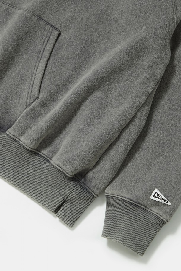 VTG 크랙 워시드 헤비 플리스 후디 _그레이는 빈티지 무드를 살린 오버핏 후드티입니다. 부드러운 촉감의 면, 폴리에스테르 혼방 소재에 플리스 안감을 더해 따뜻함을 높였습니다. 차콜 그레이 컬러에 미네랄 워싱 가공을 더해 자연스러운 색감과 빈티지한 멋을 살렸으며, COLUMBIA 플래그 패치로 포인트를 주었습니다. 넉넉한 루즈핏 실루엣으로 편안한 착용감을 제공하며, 겨울철 데일리룩, 집콕룩, 산책룩 등 다양한 TPO에 캐주얼하고 스트리트한 스타일을 연출하기 좋습니다. 긴 소매 기장에 두꺼운 두께감으로 한겨울에도 따뜻하게 입을 수 있습니다.
