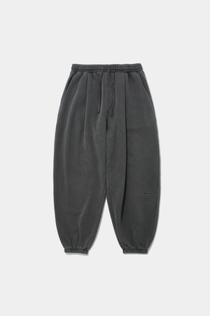 TINY SCRIPT DYED FLEECE WIDE JOGGER SWEATPANTS_CHARCOAL