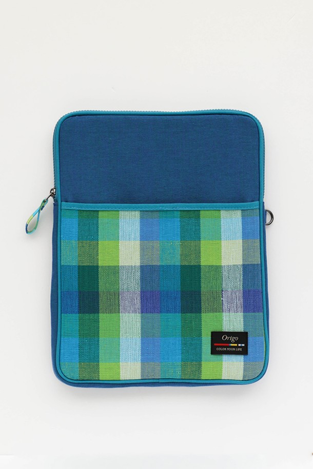 [오리고] 포켓 태블릿 PC 노트북 파우치는 옐로우, 블루, 핑크 세 가지 색상으로 제공되며, 면 소재의 체크 무늬 디자인이 특징입니다. 11인치와 13인치 두 가지 사이즈로, 아이패드, 맥북, 갤럭시탭, LG그램 등 다양한 기기를 안전하게 보호합니다. 외부 포켓, 펜/스타일러스 홀더, 체크무늬 지퍼풀, 두꺼운 부직포 보강, 그리고 지퍼형 잠금 방식으로 수납과 보호 기능을 모두 갖춘 실용적인 파우치입니다.
