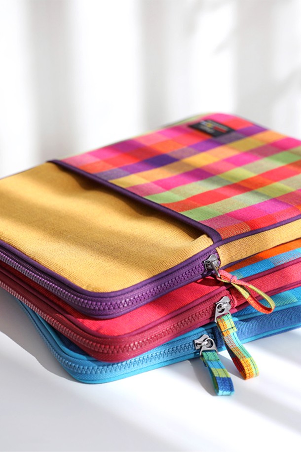 [오리고] 포켓 태블릿 PC 노트북 파우치는 11인치와 13인치의 두 가지 사이즈로 제공되며, 면 소재의 체크 패턴과 지퍼, 파이핑 디자인이 돋보이는 제품입니다. 내부 소재는 벨보아 극세사로 부드럽게 태블릿 PC 및 노트북을 보호하며, 스크래치 방지 안감과 두꺼운 부직포 보강으로 안전성을 더했습니다. 옐로우, 블루, 핑크 세 가지 컬러로 출시되었으며, 필기구/스타일러스 홀더, 외부 포켓, 외부와 내부 사이 보강재를 갖춘 실용적인 수납과 보호 기능을 제공합니다.
