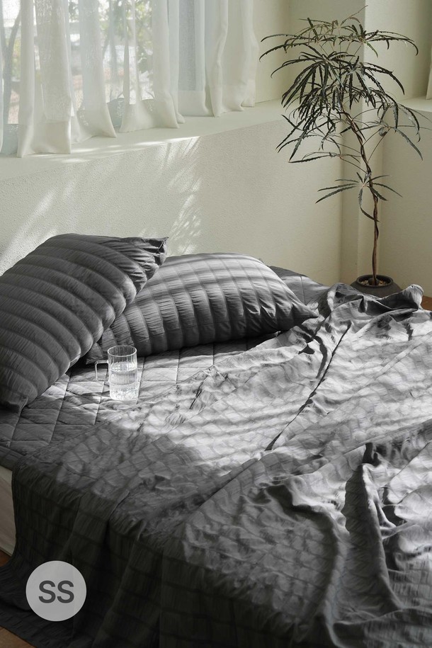 [오리고] 샤르르 시어서커 여름 홑이불은 시원한 여름을 위한 필수 아이템입니다. 얇고 통기성이 뛰어난 폴리에스터 소재의 이불로, 입체감 있는 시어서커 패턴이 특징입니다. 피부에 달라붙지 않아 쾌적한 사용감을 선사하며, 베이지, 그린, 차콜 그레이, 화이트, 라벤더 퍼플의 5가지 다채로운 컬러로 구성되어 있습니다. SS 사이즈의 이불 단품으로, 침실에 시원함과 스타일을 더해줍니다. 여름철 침실에서의 편안한 휴식을 경험해 보세요.
