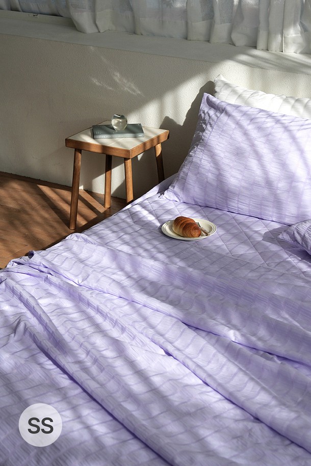 [오리고] 샤르르 시어서커 여름 홑이불은 시원한 여름을 위한 필수 아이템입니다. 통기성이 뛰어나고 속건 기능으로 쾌적한 잠자리를 제공하며, 보송보송한 촉감의 면 소재로 제작되었습니다. 얇은 두께의 시어서커 원단은 피부에 달라붙지 않아 쾌적하며, 입체적인 올록볼록 조직과 구김이 잘 생기지 않는 특징으로 관리가 용이합니다. 베이지, 그린, 차콜 그레이, 화이트, 라벤더 퍼플 5가지 다채로운 컬러로 출시되어, SS 사이즈와 Q 사이즈 중 선택 가능하며 캠핑, 피크닉 등 다양한 용도로 활용할 수 있습니다.
