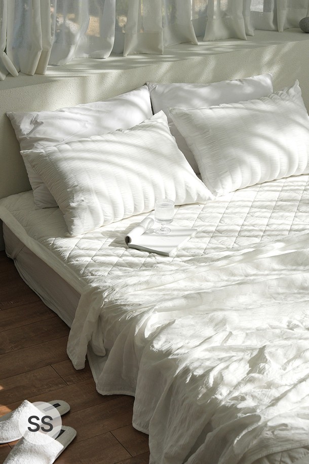 [오리고] 샤르르 시어서커 여름 홑이불은 얇고 시원한 여름용 침구입니다. 입체적인 시어서커 조직으로 제작되어 피부에 달라붙지 않아 쾌적한 사용감을 제공하며, 가벼운 중량감으로 편안한 잠자리를 선사합니다. 통기성이 뛰어나고 속건 기능이 있어 땀이 많은 여름철에도 뽀송뽀송하게 사용할 수 있으며, 구김 방지 기능으로 관리가 용이합니다. 색상은 베이지, 그린, 차콜 그레이, 화이트, 라벤더 퍼플 5가지로, 침실, 캠핑, 피크닉 등 다양한 공간에서 활용 가능합니다.
