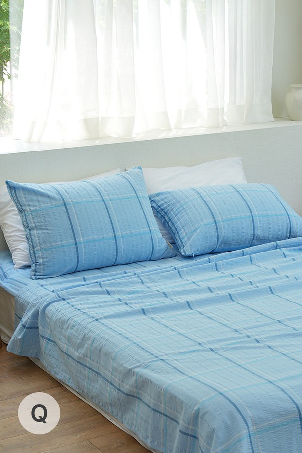 [오리고] 자연이 주는 시원함, 면 시어서커 여름 홑이불은 얇고 가벼운 면 시어서커 소재로 제작되어 통기성이 뛰어나고 시원한 착용감을 선사합니다. 여름철 쾌적한 잠자리를 위한 필수 아이템으로, 블루와 화이트 3가지 컬러 옵션으로 제공되어 취향에 맞게 선택할 수 있습니다. Q 사이즈의 홑이불 단품으로, 체크 패턴 디자인이 시원하고 산뜻한 느낌을 더합니다.
