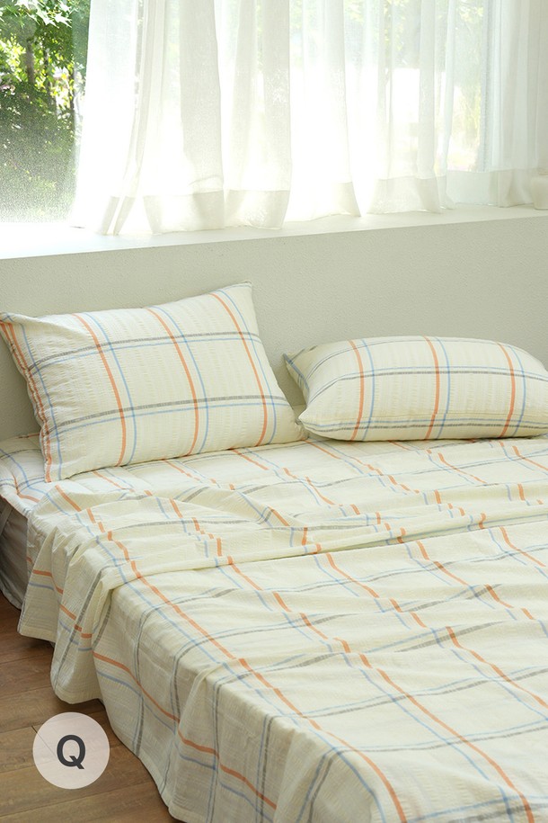 [오리고] 자연이 주는 시원함, 면 시어서커 여름 홑이불은 얇고 부드러운 면 소재로 제작되어 여름철에도 쾌적한 잠자리를 제공합니다. 시원한 통기성을 자랑하는 시어서커 원단에 체크 패턴 디자인을 더했으며, 화이트와 오렌지 등 3가지 컬러 옵션으로 취향에 맞게 선택할 수 있습니다. Q 사이즈의 홑이불 단품으로, 시원하고 편안한 여름 침구를 찾는 분들께 추천합니다.
