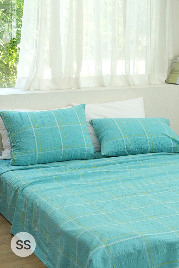 [오리고] 자연이 주는 시원함, 면 시어서커 여름 홑이불 SS 이불단품입니다. 부드러운 면 소재에 통기성이 뛰어난 시어서커 원단을 사용하여 여름철에도 쾌적하게 사용할 수 있습니다. 민트, 화이트, 그레이 3가지 색상으로 출시되었으며, 체크 패턴과 얇은 두께로 시원한 느낌을 더했습니다.
