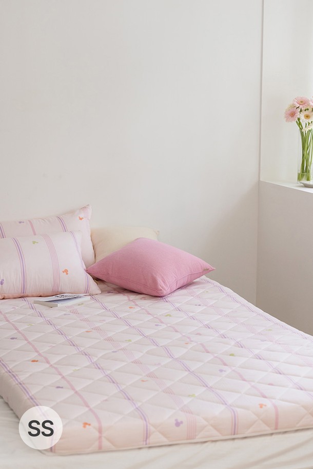 오리고 디즈니 미키 토퍼 매트리스 SS 2 color는 8cm 두께로 제작된 토퍼 매트리스입니다. 면모달, 폴리에스터, 폴리우레탄 소재를 사용하여 부드러운 쿠션감을 제공하며, 열가소성 폴리우레탄 방수 코팅으로 물로부터 보호합니다. 디즈니 미키 정품 디자인과 캐릭터 패턴으로 귀여움을 더했으며, 지퍼형 분리 커버와 솜누빔 킬팅 커버로 실용성을 높였습니다. 한국의류시험연구원 라돈 검사를 완료하여 안전성을 확보했으며, 라돈 수치는 17.5 베크렐/세제곱미터입니다. SS(110 x 200 x 8 cm) 사이즈로 수면 및 낮잠 용도로 적합하며, 리시안서스핑크, 하프실크베이지 두 가지 색상 중 선택 가능합니다.