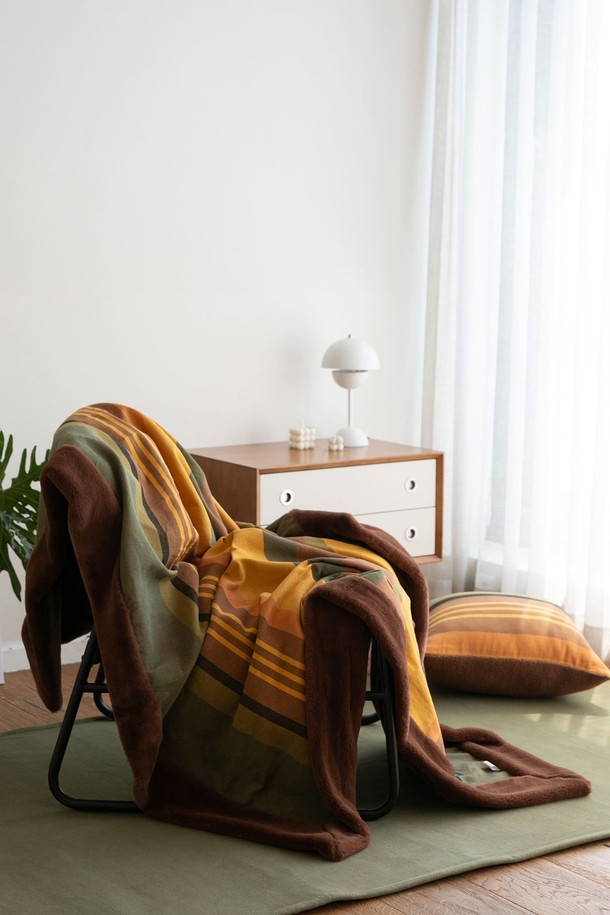 [오리고] 벨보아 블랭킷 오가닉코튼 L 유로피안로빈은 부드러운 촉감과 포근한 보온성을 자랑하는 블랭킷입니다. 앞면은 100% 오가닉코튼으로 수작업 직조하여 섬세하고, 뒷면은 13mm 프리미엄 벨보아 극세사로 제작되어 뛰어난 포근함을 선사합니다. L 사이즈로 넉넉하게 사용할 수 있으며, 멀티컬러, 오렌지, 브라운, 옐로우, 그린 등 다채로운 색상으로 구성되어 있습니다. GOTS 및 Oeko-tex Standard 100 인증을 받아 안심하고 사용할 수 있으며 13mm 파일 두께, 사각 접이식 마감, 자연스러운 색상 변화, 낮은 보풀 발생 등의 특징을 갖고 있습니다. 사계절 내내 쾌적하게 사용할 수 있는 데일리 블랭킷입니다.
