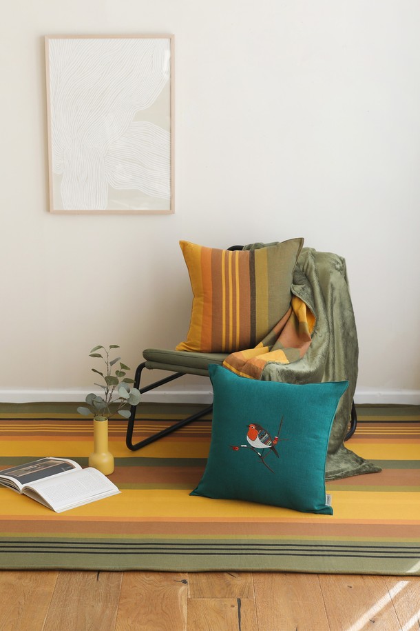 [오리고] 카페트 오가닉코튼 유로피안로빈 L (160x230cm)는 부드러운 촉감의 오가닉 코튼 소재로 제작된 카페트입니다. 4중 레이어 구조와 PE 논슬립 도트 처리로 안정적인 사용이 가능하며, 핸드우븐 방식으로 섬세하게 제작되었습니다. 빈티지하고 내추럴한 스타일의 유러피안 로빈 새 모티브 프린트가 돋보이며, 오렌지, 브라운, 옐로우, 그린 등 다채로운 컬러 옵션을 제공합니다. 두꺼운 두께감으로 포근함을 더하며, 거실, 침실, 다이닝룸, 주방 등 다양한 공간에서 사계절 내내 활용하기 좋습니다. 롤 헴밍 마감으로 깔끔함을 더했습니다.
