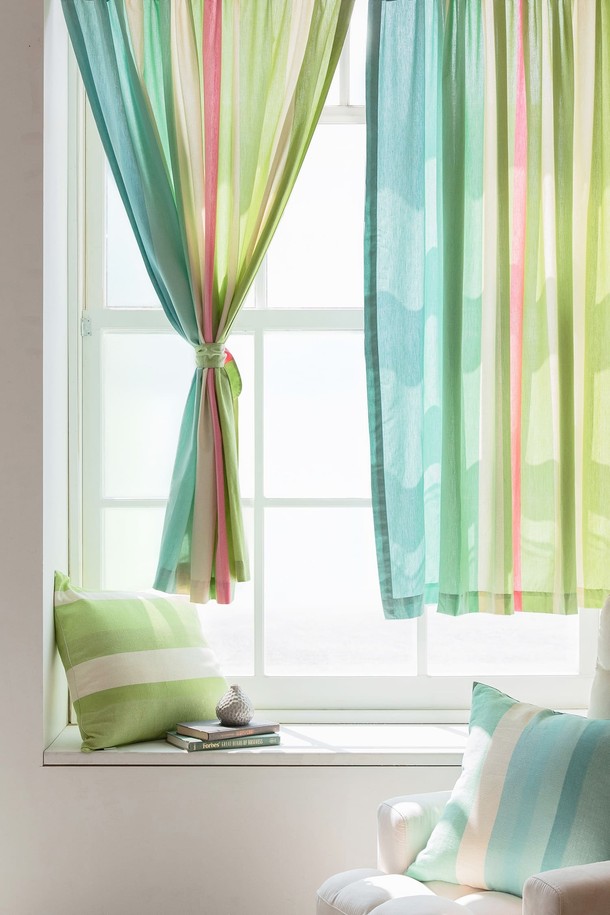 "작은창커튼 20수 선샤인리브즈"는 부드러운 면 소재로 제작되어 은은한 촉감을 선사합니다. 민트, 그린, 핑크 등 다채로운 색상의 조화가 돋보이는 디자인으로, 얇은 두께감으로 답답함 없이 공간에 포근함을 더합니다. 모던하고 베이직한 스타일로, 일상적인 공간에 자연스럽게 어울리며 창문 커튼으로 활용하기 좋습니다. 20수 원단을 사용하여 내구성을 높였습니다.
