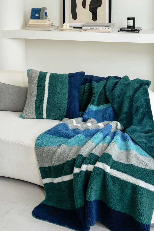 [오리고] 플리스 블랭킷 M 125*175는 부드러운 플리스 소재로 제작되어 포근한 보온성을 제공하는 블랭킷입니다. 그린, 블루, 그레이, 화이트 4가지 색상으로 출시되어 취향에 맞게 선택할 수 있으며, 스트라이프 무늬로 포인트를 주었습니다. 두꺼운 두께감으로 가을, 겨울철 따뜻하게 사용할 수 있으며, 125*175 사이즈로 넉넉하게 사용하기 좋습니다. 일상생활에서 편안하게 사용할 수 있는 베이직 스타일의 블랭킷입니다.
