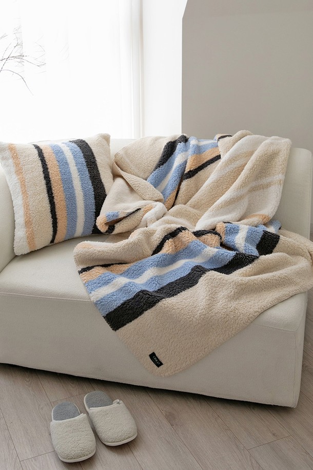 [오리고] 플리스 블랭킷 M 125*175는 부드러운 플리스 소재로 제작되어 포근한 촉감을 선사하는 실내용 담요입니다. 가을과 겨울철에 사용하기 적합하며, 두꺼운 두께감으로 뛰어난 보온성을 제공합니다. 베이지, 블루, 블랙 세 가지 색상으로 제공되며, 스트라이프 무늬가 특징입니다. M 사이즈(125*175)로 제작되어 넉넉한 사용성을 자랑하며, 베이직한 디자인으로 어떤 인테리어에도 잘 어울립니다.
