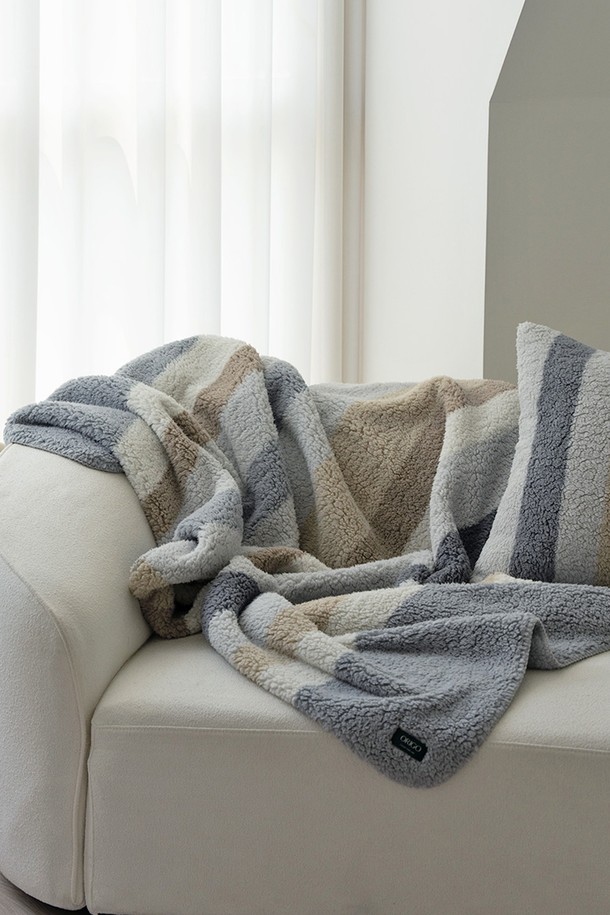 [오리고] 플리스 블랭킷 M 125*175는 부드러운 플리스 소재로 제작되어 가을, 겨울철 따뜻함을 선사하는 블랭킷입니다. 125*175 사이즈로 넉넉하게 사용 가능하며, 포근한 촉감과 뛰어난 보온성을 자랑합니다. 무지 디자인으로 어떤 인테리어에도 잘 어울리며, 그레이와 베이지 두 가지 색상으로 출시되었습니다. 일상생활에서 편안하게 사용할 수 있는 실용적인 아이템입니다.
