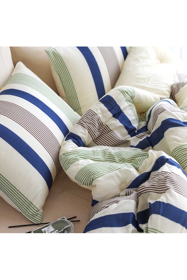 [오리고] 사계절 모달 차렵 이불 코지프레임 SS 단품은 모달과 텐셀 소재를 사용하여 부드럽고 매끄러운 촉감을 선사합니다. 자연 풍경 패턴의 디자인으로 포근한 분위기를 연출하며, 8온스 두께로 봄, 가을, 겨울 세 계절 모두 사용하기 좋습니다. 통기성과 수분 조절 기능으로 쾌적함을 유지하며, 가볍고 먼지/정전기 발생을 최소화하여 위생적인 사용이 가능합니다. 푹신한 착용감과 형태 안정성으로 편안한 잠자리를 제공하며, SS 사이즈의 차렵이불로 구성되어 있습니다.
