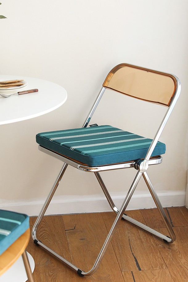 [오리고] 오가닉면 사각 방석 필더포레스트는 숲속 풍경을 모티브로 한 디자인과 나무와 이끼 패턴의 조화가 돋보이는 홈데코 방석입니다. 녹색, 민트색, 하얀색의 부드러운 색감과 스트라이프, 나뭇잎 무늬가 어우러져 포근한 분위기를 연출하며, 오가닉 코튼, GOTS 인증, 수제 직조, 친환경 염료 사용으로 제작되어 안심하고 사용할 수 있습니다. 포름알데히드, PCB/PCP, 중금속, 아조염료 불검출 테스트를 완료하여 안전성을 확보했으며, 수작업으로 하루 4-5m 생산되는 정성으로 만들어졌습니다.
