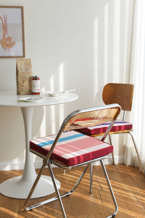 [오리고] 오가닉면 사각 방석 샌디글로우 2종은 부드러운 오가닉 코튼과 고밀도 스펀지로 제작되어 뛰어난 쿠션감과 형태 유지, 복원력을 자랑합니다. 바닷가 낙조를 연상시키는 샌디글로우 색상의 스트라이프 패턴 디자인으로, 사무실, 차량, 학교, 독서실 등 다양한 공간에서 활용 가능합니다. 커버 분리형으로 세탁이 용이하며, 꺼짐 현상이 적어 오랫동안 쾌적하게 사용할 수 있습니다.
