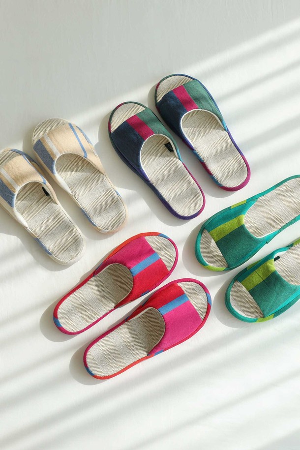 [오리고] 린넨 층간소음 쿠션 실내화는 린넨과 면, EVA 소재로 제작되어 흡습, 통기, 소음 방지 기능을 갖춘 실내화입니다. 크리스마스로즈 퍼플, 하프실 베이지, 피쉬 핑크, 선그린 4가지 다채로운 컬러와 스트라이프 패턴으로 디자인되었습니다. 층간 소음을 방지하고 쿠션감을 더해 편안한 착용감을 제공하며, 발 형태에 맞는 피팅감과 핸드메이드 패턴이 돋보입니다. 오픈형 디자인으로 간편하게 신고 벗을 수 있으며 사계절 내내 활용 가능합니다. 집, 동네, 산책 등 다양한 TPO에 미니멀, 캐주얼, 클래식 스타일로 연출하기 좋습니다.
