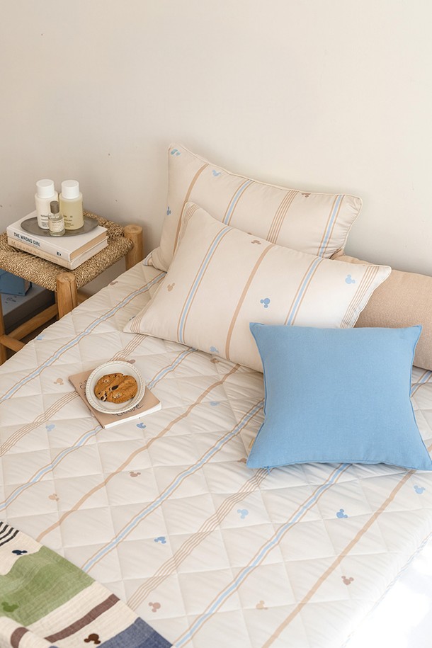 오리고 디즈니 미키 토퍼 매트리스는 8cm 두께로 제작되었으며, 아이들의 편안한 잠자리를 위한 부드러운 촉감을 자랑합니다. "리시안셔스 핑크"와 "하프실크 베이지" 두 가지 색상으로 제공되며, 귀여운 디즈니 미키 마우스 패턴 퀼팅 디자인이 특징입니다. 모달 코튼, 폴리우레탄, 폴리에스터 등 꼼꼼하게 엄선된 소재로 제작되어 방수, 항균, 통기성, 수분 차단 기능으로 위생적인 사용이 가능합니다. 지퍼 타입 분리형 커버와 완전 방수 이너커버, 먼지진드기 방지 기능, 라돈 테스트 완료 및 어린이 척추 발달 안전 설계로 안심하고 사용할 수 있습니다.
