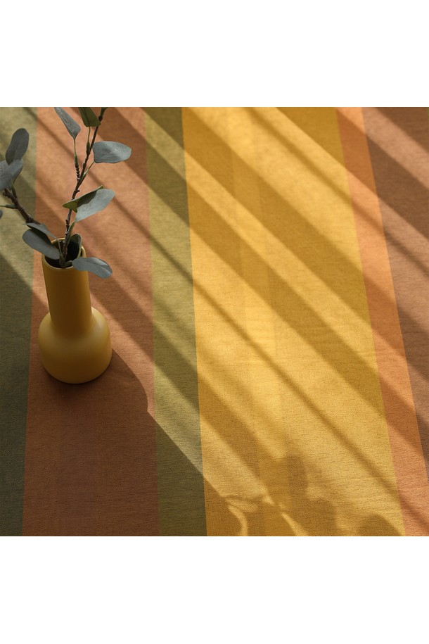 [오리고] 카페트 오가닉코튼 유로피안로빈 L (160x230cm)는 부드러운 촉감의 오가닉 코튼 소재로 제작된 카페트입니다. 4중 레이어 구조와 PE 논슬립 도트 처리로 안정적인 사용이 가능하며, 핸드우븐 방식으로 섬세하게 제작되었습니다. 빈티지하고 내추럴한 스타일의 유러피안 로빈 새 모티브 프린트가 돋보이며, 오렌지, 브라운, 옐로우, 그린 등 다채로운 컬러 옵션을 제공합니다. 두꺼운 두께감으로 포근함을 더하며, 거실, 침실, 다이닝룸, 주방 등 다양한 공간에서 사계절 내내 활용하기 좋습니다. 롤 헴밍 마감으로 깔끔함을 더했습니다.
