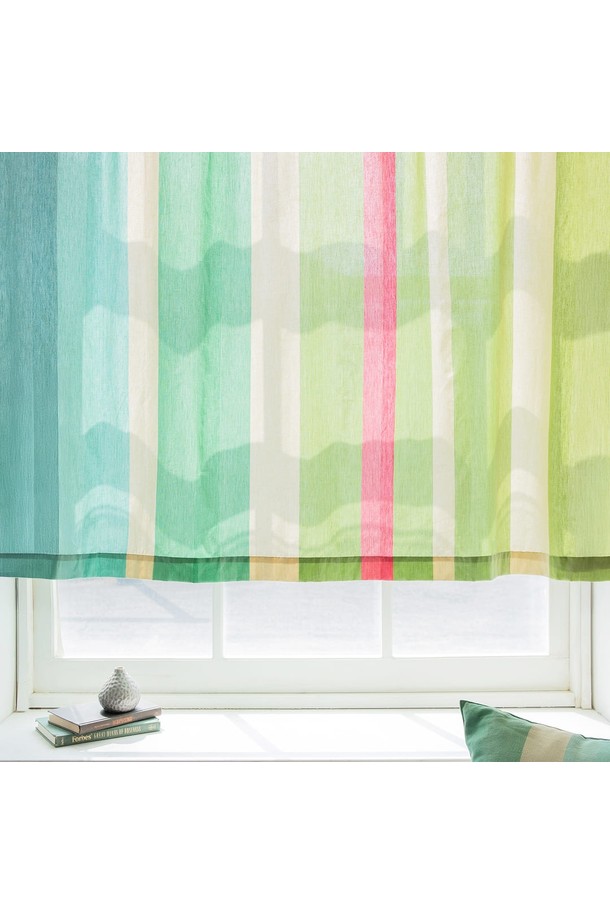 "작은창커튼 20수 선샤인리브즈"는 부드러운 면 소재로 제작되어 은은한 촉감을 선사합니다. 민트, 그린, 핑크 등 다채로운 색상의 조화가 돋보이는 디자인으로, 얇은 두께감으로 답답함 없이 공간에 포근함을 더합니다. 모던하고 베이직한 스타일로, 일상적인 공간에 자연스럽게 어울리며 창문 커튼으로 활용하기 좋습니다. 20수 원단을 사용하여 내구성을 높였습니다.

