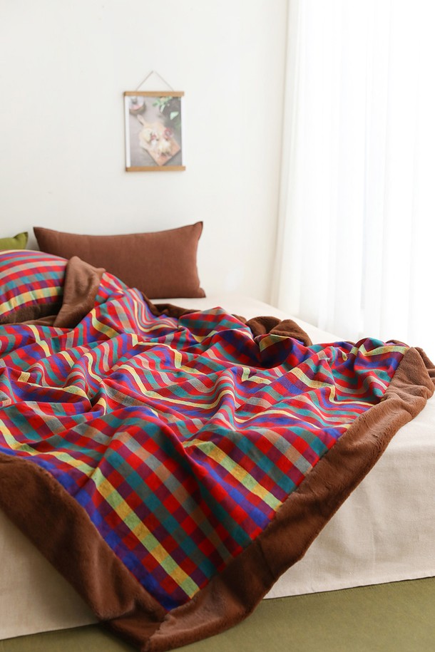 벨보아 수제면 블랭킷 L 초코레드는 부드러운 촉감과 따뜻함을 선사하는 두꺼운 두께의 블랭킷입니다. 초코, 레드, 멀티 색상으로 구성되어 있으며, 클래식한 체크 패턴 디자인으로 제작되었습니다. 넉넉한 L 사이즈로 제작되어 일상생활에서 넉넉하게 사용하실 수 있습니다. 벨보아 원단을 사용하여 포근함을 더했으며, 숙련된 장인의 손길로 제작된 수제 블랭킷입니다. 보온 기능으로 쌀쌀한 날씨에도 따뜻하게 몸을 감쌀 수 있습니다.
