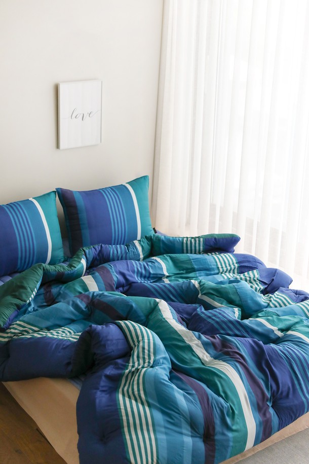 [오리고] 사계절 모달 차렵 이불 얼롱더코스트 SS세트는 포근한 잠자리를 위한 침구세트입니다. 부드러운 촉감의 모달 소재를 사용하여 사계절 내내 쾌적하게 사용할 수 있습니다. 시원한 블루, 네이비, 민트 컬러의 스트라이프 패턴으로 침실 분위기를 산뜻하게 연출합니다. SS 사이즈의 차렵이불과 베개커버로 구성되어 있으며 흡습 기능으로 쾌적함을 더합니다. 가볍고 부드러운 사용감으로 편안한 휴식을 선사합니다.
