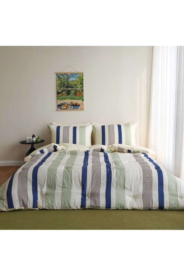 [오리고] 사계절 모달 차렵 이불 코지프레임 SS 단품은 모달과 텐셀 소재를 사용하여 부드럽고 매끄러운 촉감을 선사합니다. 자연 풍경 패턴의 디자인으로 포근한 분위기를 연출하며, 8온스 두께로 봄, 가을, 겨울 세 계절 모두 사용하기 좋습니다. 통기성과 수분 조절 기능으로 쾌적함을 유지하며, 가볍고 먼지/정전기 발생을 최소화하여 위생적인 사용이 가능합니다. 푹신한 착용감과 형태 안정성으로 편안한 잠자리를 제공하며, SS 사이즈의 차렵이불로 구성되어 있습니다.
