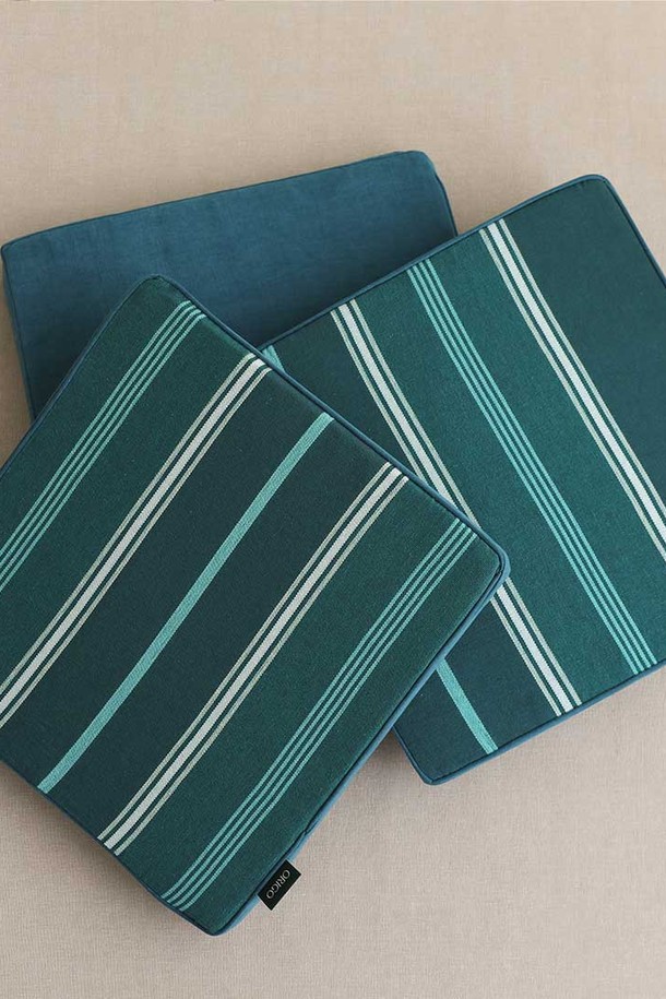 [오리고] 오가닉면 사각 방석 필더포레스트는 숲속 풍경을 모티브로 한 디자인과 나무와 이끼 패턴의 조화가 돋보이는 홈데코 방석입니다. 녹색, 민트색, 하얀색의 부드러운 색감과 스트라이프, 나뭇잎 무늬가 어우러져 포근한 분위기를 연출하며, 오가닉 코튼, GOTS 인증, 수제 직조, 친환경 염료 사용으로 제작되어 안심하고 사용할 수 있습니다. 포름알데히드, PCB/PCP, 중금속, 아조염료 불검출 테스트를 완료하여 안전성을 확보했으며, 수작업으로 하루 4-5m 생산되는 정성으로 만들어졌습니다.
