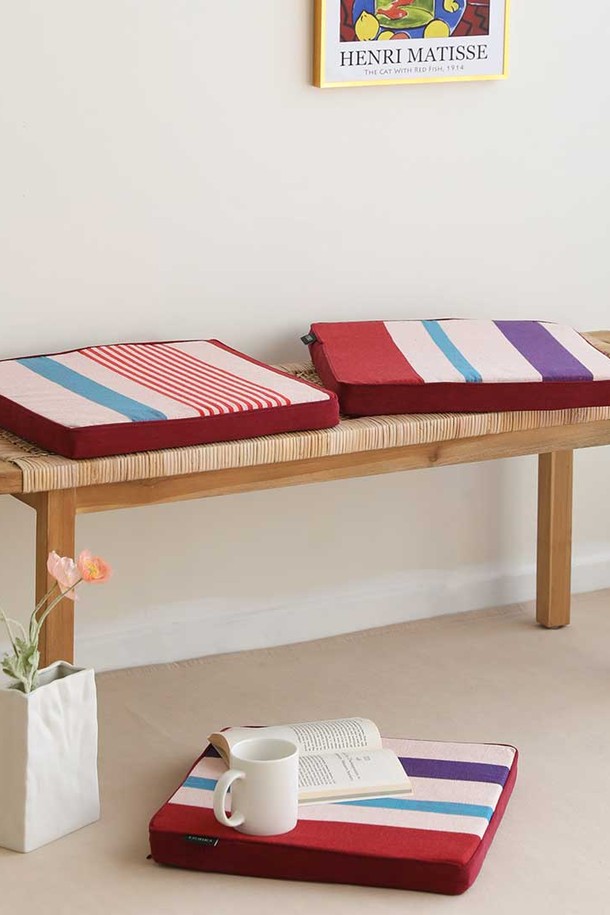 [오리고] 오가닉면 사각 방석 샌디글로우 2종은 부드러운 오가닉 코튼과 고밀도 스펀지로 제작되어 뛰어난 쿠션감과 형태 유지, 복원력을 자랑합니다. 바닷가 낙조를 연상시키는 샌디글로우 색상의 스트라이프 패턴 디자인으로, 사무실, 차량, 학교, 독서실 등 다양한 공간에서 활용 가능합니다. 커버 분리형으로 세탁이 용이하며, 꺼짐 현상이 적어 오랫동안 쾌적하게 사용할 수 있습니다.
